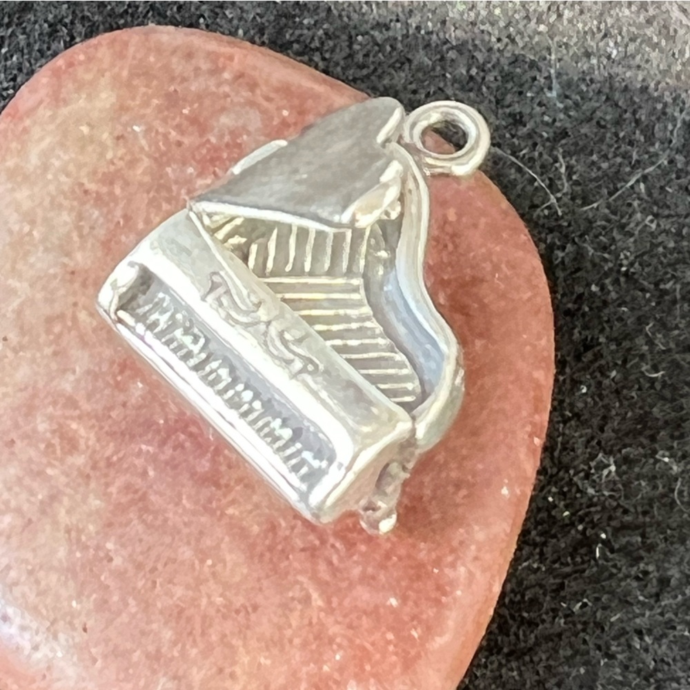Sterling Silver .925 vintage piano charm, lid opens. Musical